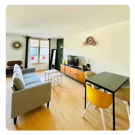 Apartment Calme, A 2 Pas Du Palais Des Papes, Au 3eme Etage