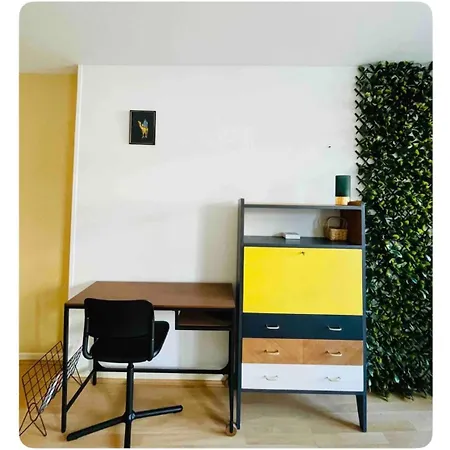 Apartment Calme, A 2 Pas Du Palais Des Papes, Au 3eme Etage *